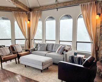 Marin Castle, top of Samuel Taylor State Park, retreat above the clouds - Lagunitas - Living room