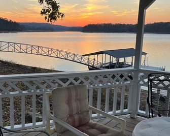 Smith Lake House on water 2 mile north of Duncan Bridge with beautiful sunsets. - Arley - Balcony