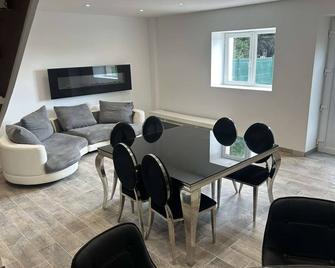 Magnificent Renovation - Saint-Laurent-de-la-Salle - Comedor