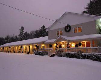 Golden Apple Inn - Glen - Building
