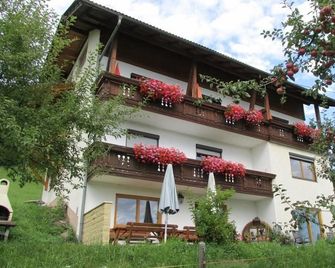 Doppelzimmer mit Balkon - Hillgartner Neubauerhof - Millstatt - Gebäude