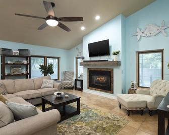 Screened Heated Pool & Hot Tub With Golf Cart - One Block To The Beach! - Vilano Beach - Living room