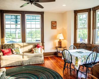 Entire Farmhouse -Maple Bottom Farm Bed & Breakfast - Dawson - Sala de estar