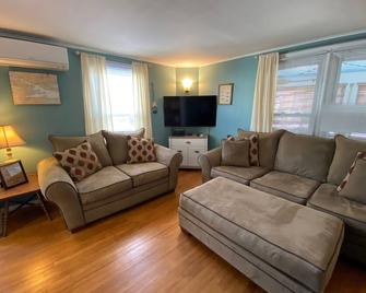 Alexandria Bay, 1000 Islands Waterfront Cottage For Rent directly on the water, - Alexandria Bay - Living room