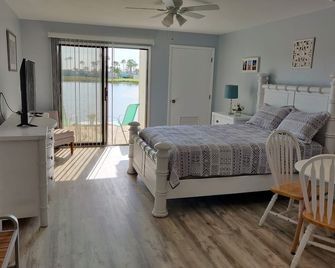 Breathtaking Sunset - Renovated Studio Saddlebrook - Wesley Chapel - Bedroom