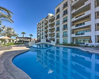 Walk to Beach Modern Cabo Condo with Balcony! - Cabo San Lucas - Piscina