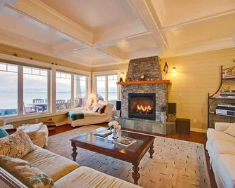Luxury Cape Cod on Tranquil, Tidal, Sandy Beach, Beds up to 12, Close to Seattle - Clinton - Sala de estar