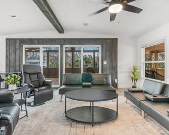 Charming 2-bedroom house with AC, WiFi in Steinhatchee - Steinhatchee - Sala de estar
