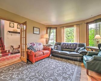 Sault Ste Marie Historic Home, Walk To Town! - Sault Ste. Marie - Living room