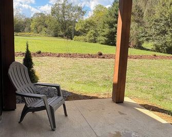 Welcoming New 2-bedroom apartment in Mountain City - Mountain City - Patio