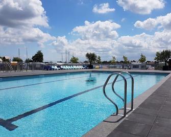 Spacious House in Netherlands for 8 Guests - Kortgene - Басейн