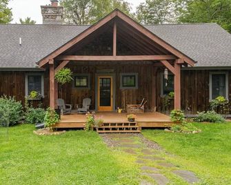 Secluded waterfront home, minutes from Lake Placid and Saranac Lake - Saranac Lake - Patio