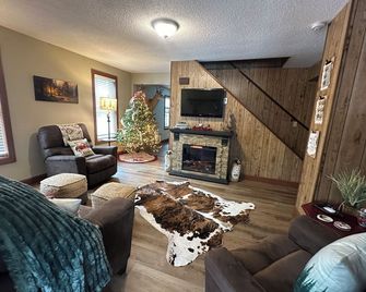 Beautiful River Valley Home on Working Tree Farm! - Belview - Huiskamer