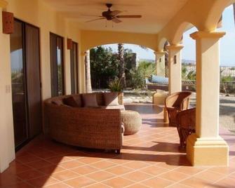 Casa De Las Palmas . . . Like Your Own Beachfront Estate On The Sea Of Cortez! - Los Barriles - Patio
