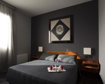 Hotel Zone - Roma - Yatak Odası