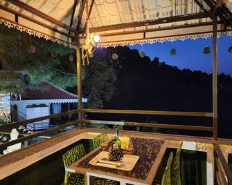 Pine Valley Resort-Pvr Kasauli - 格紹利 - 陽台