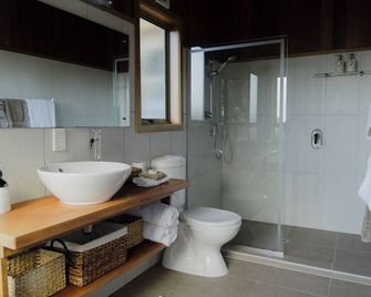 Cliff Edge by the Sea - Opua - Bathroom