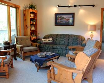 4-Season Muskoka Birch Vacation Cottage Rental On Lake Rosseau, Muskoka Ontario - Minett - Living room