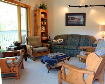 Muskoka Birch Vacation Cottage 4-Season Rental On Lake Rosseau, Muskoka Ontario - Minett - Living room