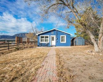 Cozy 3bd, 1.75ba Cottage - Wood Fireplace & Walkable to DWTN - Monument - Edificio