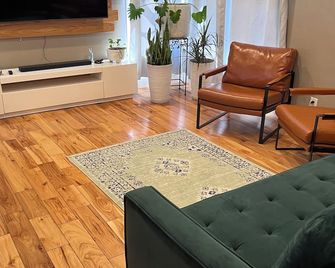 Charming 2-bedroom house 20 Minutes From Disneyland - Santa Ana - Sala de estar