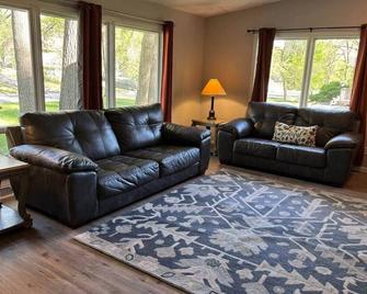 Cedarwood Chateau - Cambridge - Living room