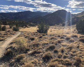 Fully fenced Yard with Fire Pit! - Cañon City - Edificio