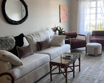 Spacious 5-bedroom house with AC and solar heating pool in beautiful San Diego - San Diego - Living room