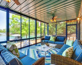 Beautiful Lake Keowee Home w/ Boat Dock & Fire Pit - Seneca - Huiskamer