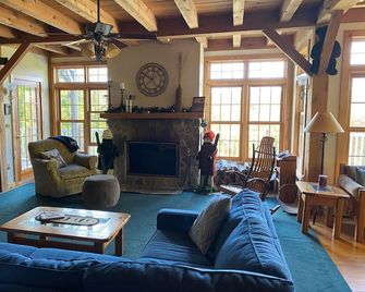 Post and Beam-Great for a Ski Get-A-Way for multiple families - Chester - Obývací pokoj