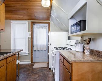 Mayo Discount Available- 2Bedroom Close to Mayo - Rochester - Kitchen