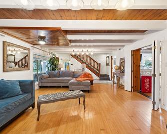 Glamorous ranch style house near attractions. - Los Ángeles - Sala de estar