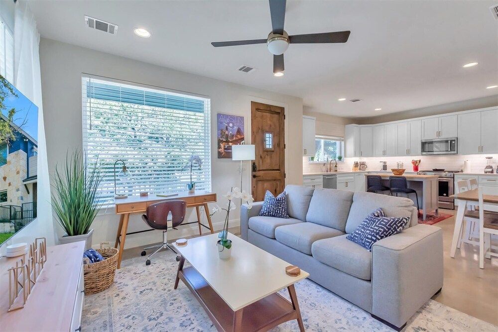 Luxury Downtown Condo - Upstairs Firepit! In The Hot Middle of All The Action! - أوستن - غرفة معيشة