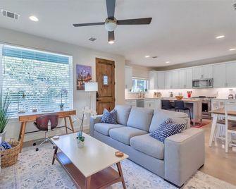 Luxury Downtown Condo - Upstairs Firepit! In The Hot Middle of All The Action! - Austin - Sala de estar