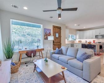 Luxury Downtown Condo - Upstairs Firepit! In The Hot Middle of All The Action! - أوستن - غرفة معيشة