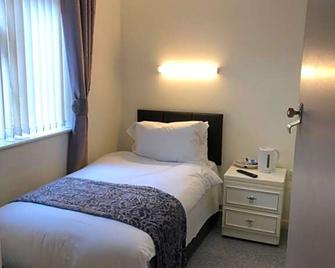 The Bell Hotel - Newtown - Bedroom