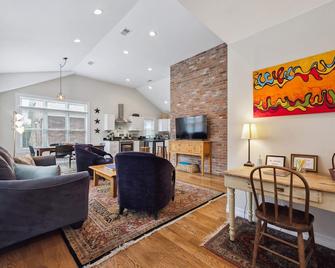 Beautiful Private Carriage House, Heart of Denver, Quiet Yet Close to Everything - Denver - Habitación