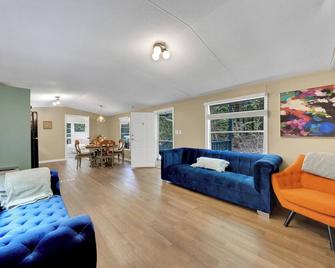 Riverfront Cottage with Sauna & Hot Tub - Liberty - Living room