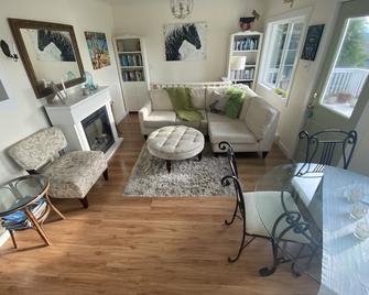 Beautiful heritage cottage in the heart of lower Gibsons - Gibsons - Huiskamer