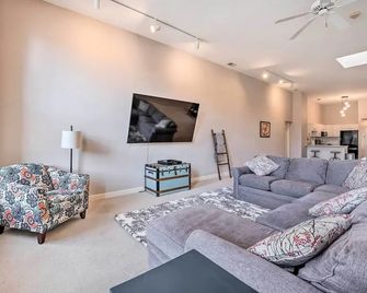 Charming Dtwn Holland Escape Above Crust - Holland - Living room
