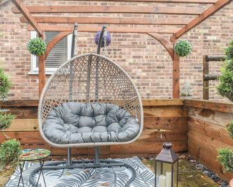 South Wing Coldharbour Park Farm - Liss - Patio