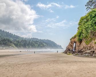 Hawk Creek and Beach-View Condo Puts You Near Café, Steps from Neskowin Beach! - Neskowin - Playa