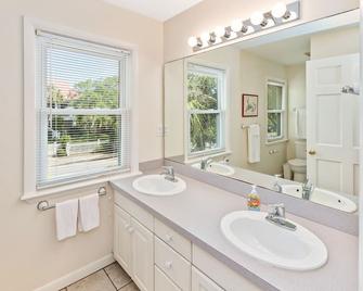 Sullivan's Island 5bd/4ba Great Location! - Sullivan's Island - Bathroom
