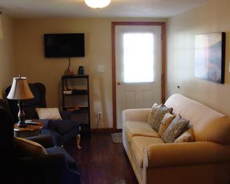 Channel House- On Pointe Lakefront Resort - Coldwater - Living room
