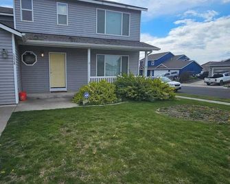 Spacious Family Home w Garage Gladys Retreat - Hermiston