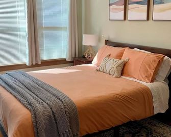 Historic Downtown Flat, # 2 - Astoria - Bedroom