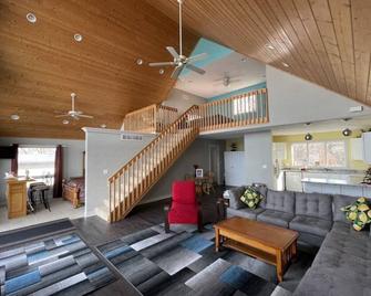 Mississippi River House - East Moline - Living room