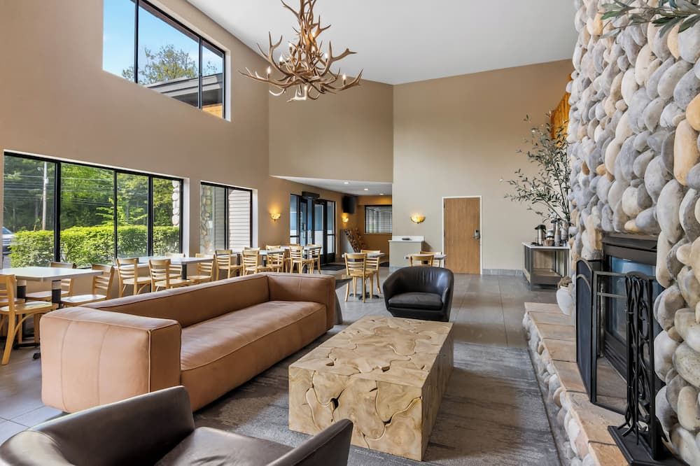 Beachfront Hotel - Houghton Lake - Lounge