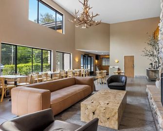 Beachfront Hotel - Houghton Lake - Lounge