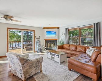 Spacious Four-Bedroom Home Overlooking Scenic Lake Delton. Dog-Friendly! - Lake Delton - Living room